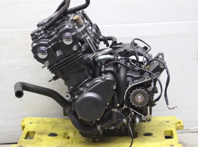Контрактный двигатель Honda CB400 Vtec III NC42E вид сбоку, слева